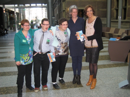 Overhandiging Dag taart op de tafel aan voorzitter vaste commissie VWS mevrouw Lodders